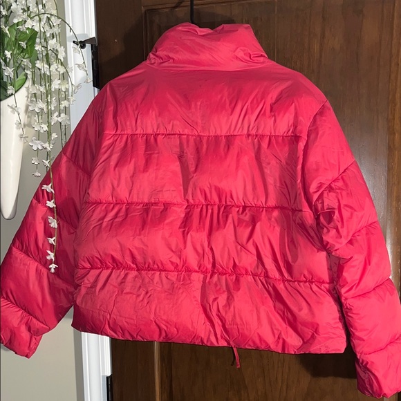 Old Navy Women's Hot Pink/Red Puffer Jacket - Picture 11 of 11